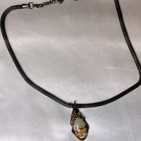 Necklace with stone pendant - Picture 1 of 2